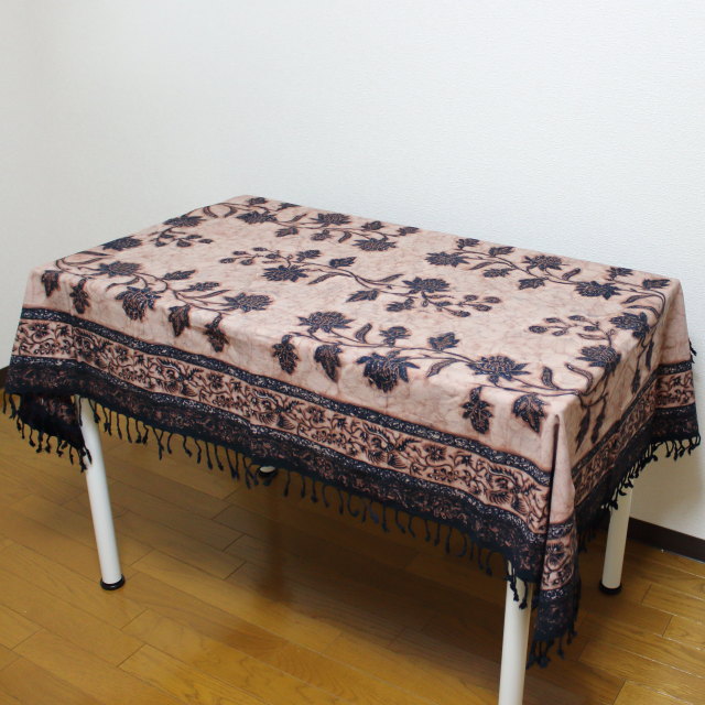 手描きバティックのテーブルクロス（花柄・紺）