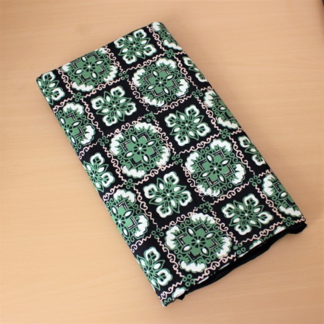 バティッククロス（グリーン・花柄モチーフ）