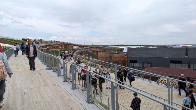 大屋根リングの上