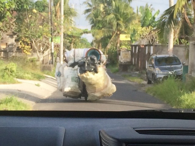 荷物を積んだバイク