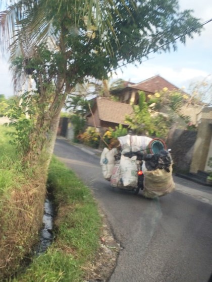 荷物を積んだバイク